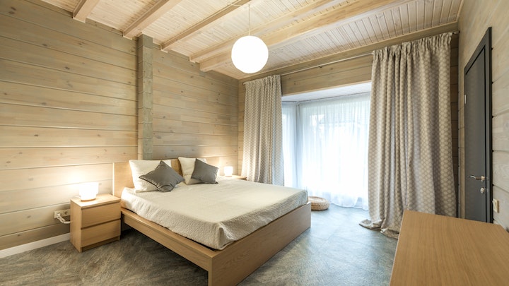 Schlafzimmer mit Holzwand