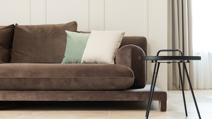 ein-graues-Sofa