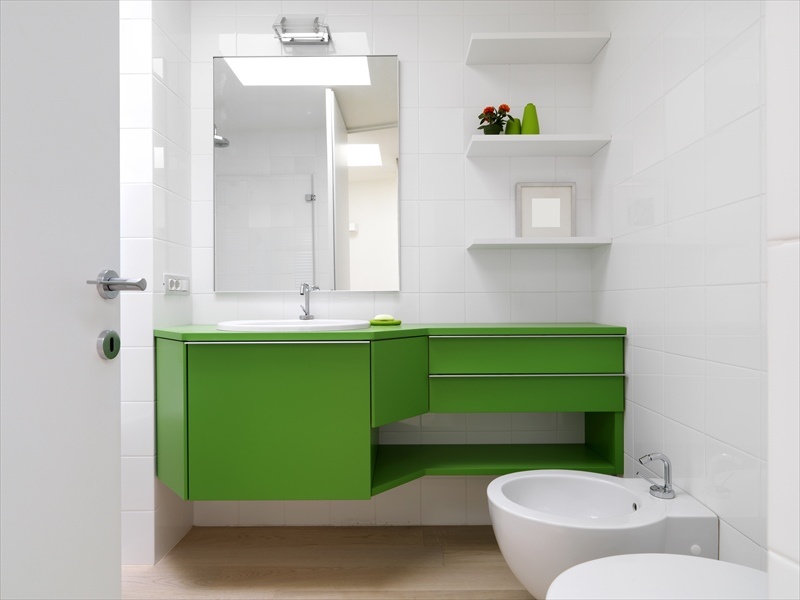 yeşil mobilyalı beyaz banyo