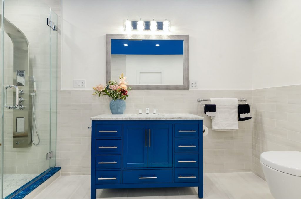 mavi mobilyalı beyaz banyo
