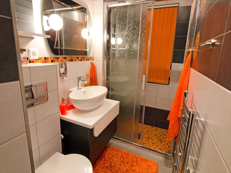turuncu panjurlu beyaz banyo