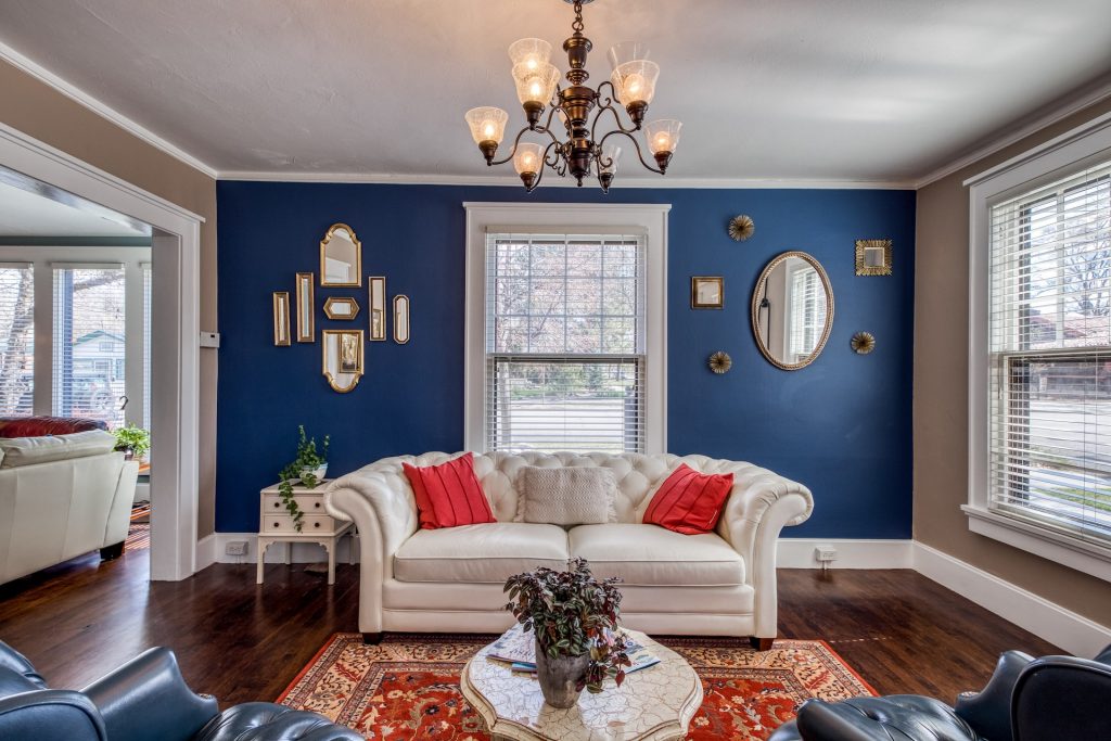 Braunes Wohnzimmer mit blauen Wänden