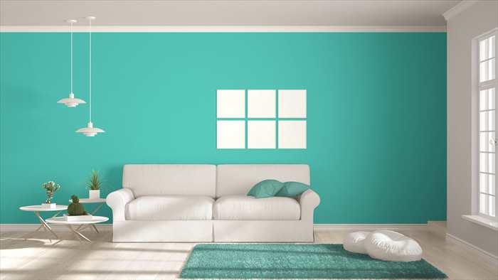 Wohnzimmer mit türkisfarbener Wand