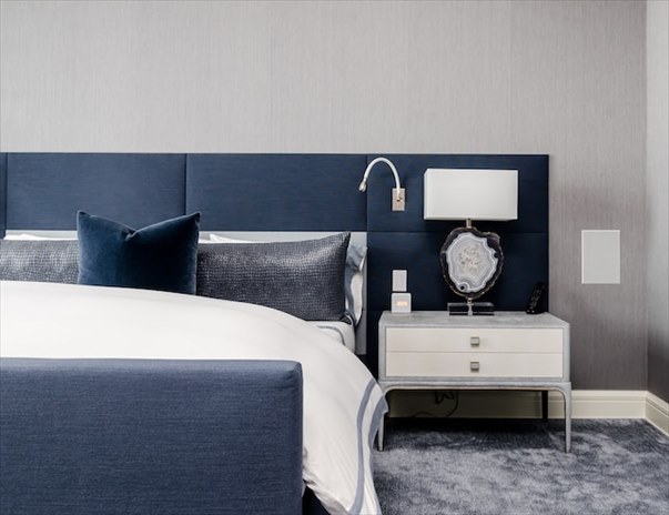 Crea uno spazio abitativo elegante con i colori blu e grigio!