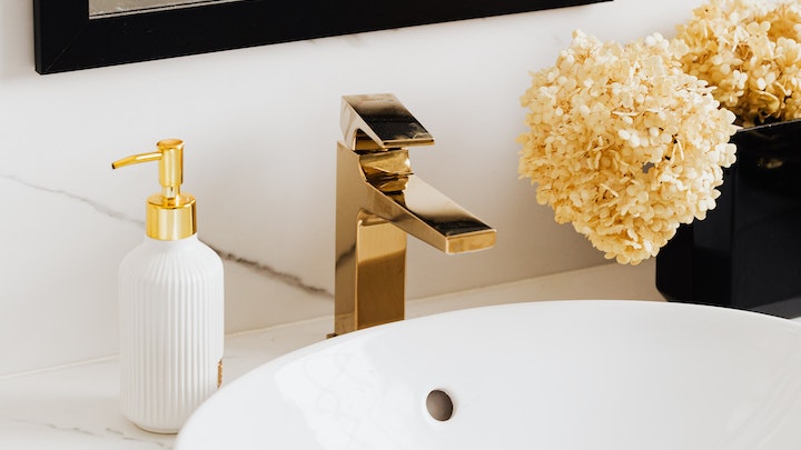 banyoda altın renkli musluk
