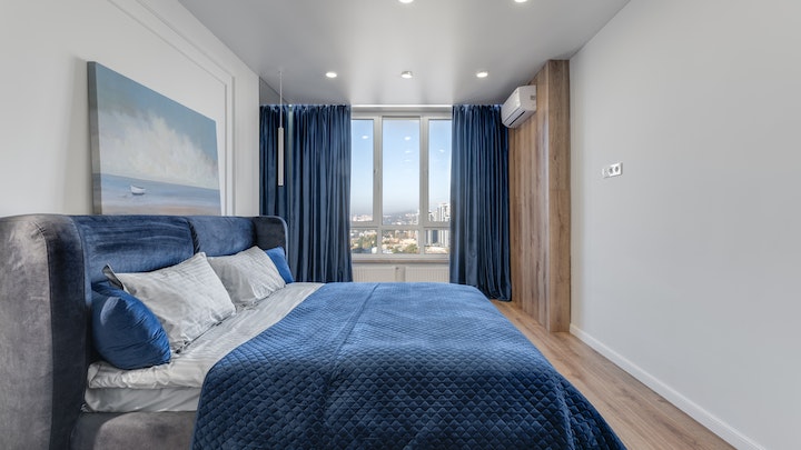 Schlafzimmer-mit-Vorhang-in-blauer-Farbe