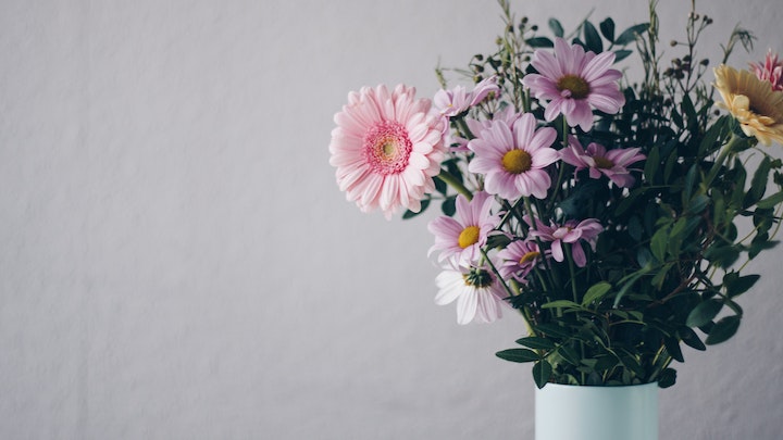 Vase mit natürlichen Blumen