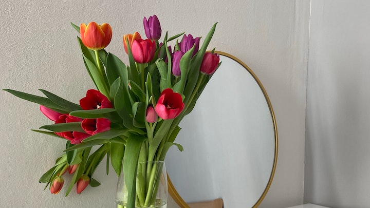 Blumen und Spiegel im Wohnzimmer