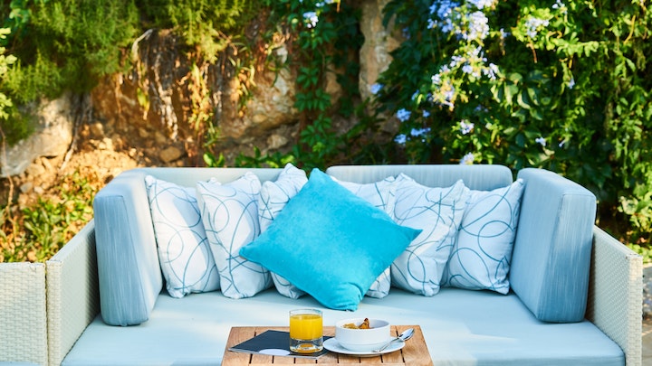 Hellblaues Sofa im Garten