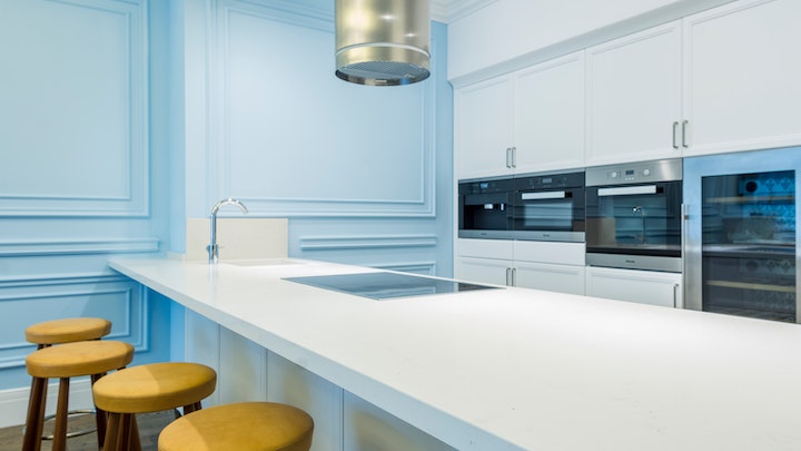 Küche-mit-blauer-Wand