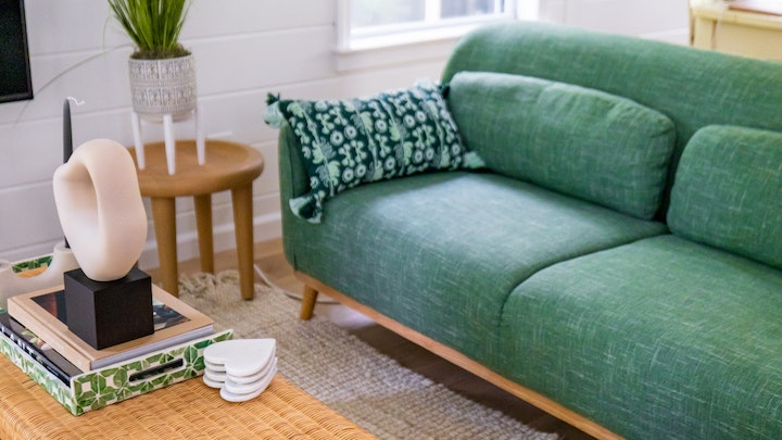 oturma odasındaki yeşil kanepe