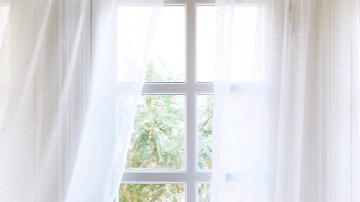 Fenster-mit-weißen-Vorhängen