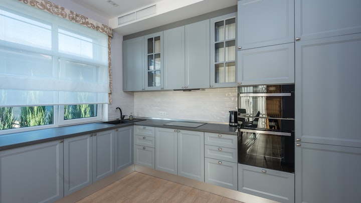 cozinha-piso de madeira de cor clara
