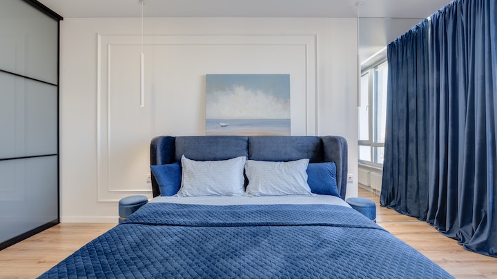 blau-weiß dekoriertes Schlafzimmer