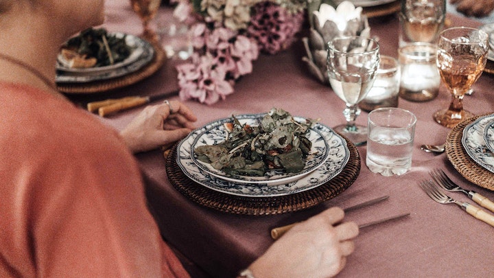 Einen Tisch im Herbst dekorieren
