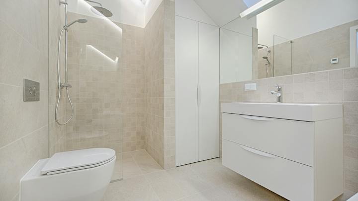 salle de bain avec douche aux couleurs claires