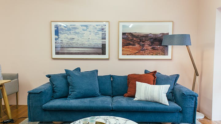 sofá acolchoado azul na sala