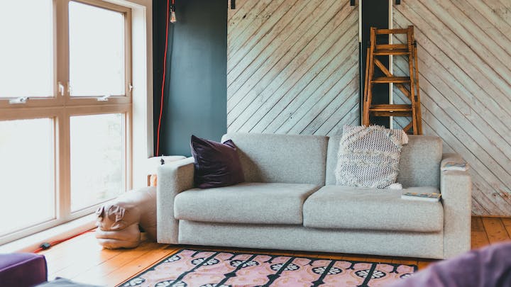 sofá de cor clara na sala de uma casa