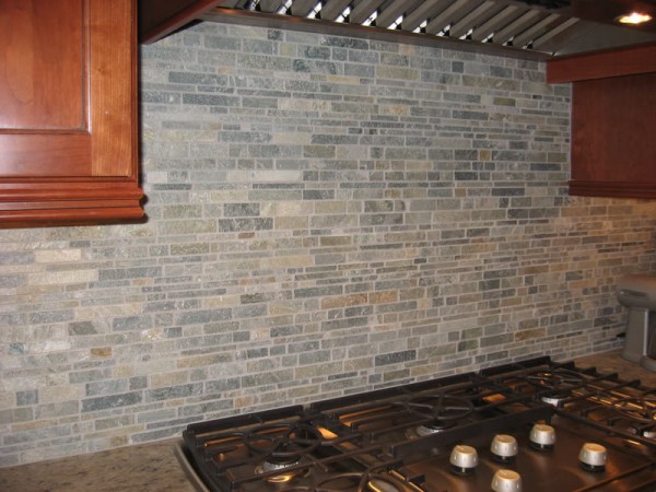 doğal taş dekorasyonu mutfak 600x450 Doğal taş görünümlü şık mutfaklar 