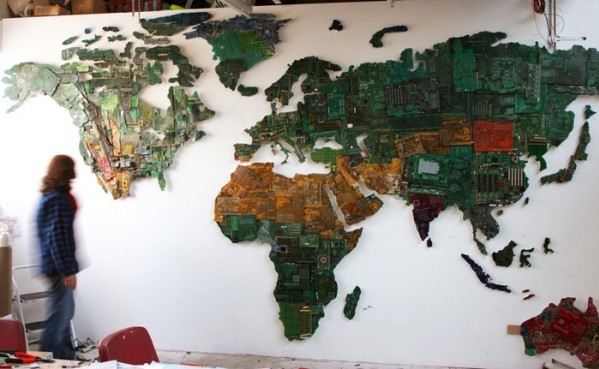 modern dunya haritasi Bilgisayar Parçalarından Dünya Haritası