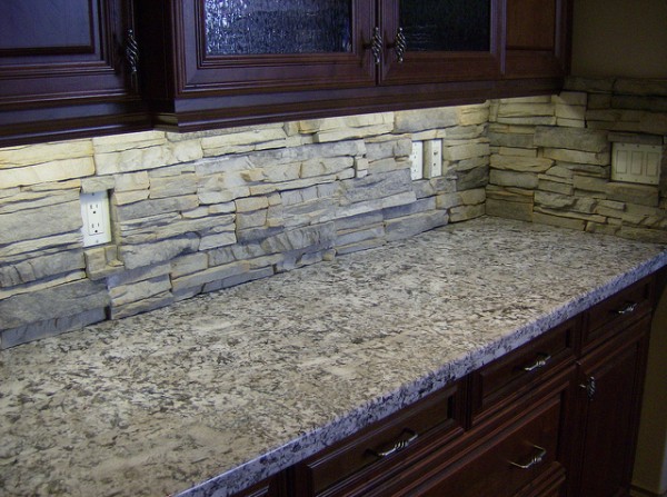 mutfak tezgahında doğal taş 600x447 Doğal taş görünümlü şık mutfaklar 